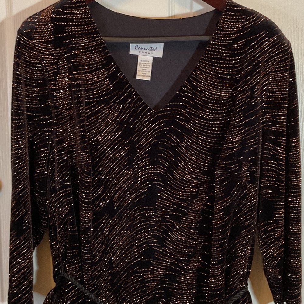 Connected Woman Elegant Black and Gold Long Sleeve Dress - Picture 2 of 6